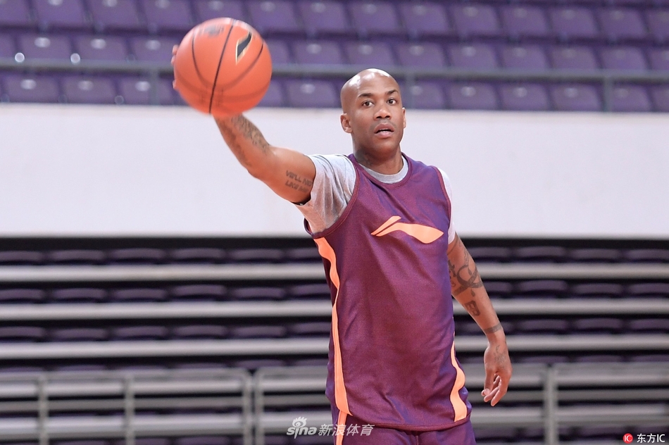 北控众将目光如炬，新援亮相训练场，气氛热烈而专注