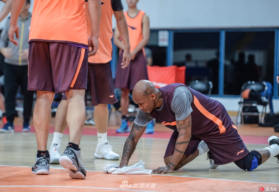 干净的地板倒映出马布里高大的身影，他完成清理后起身，脸上带着一丝不易察觉的微笑，仿佛完成了一次重要的战术配合，那份谦逊与专注令人动容。