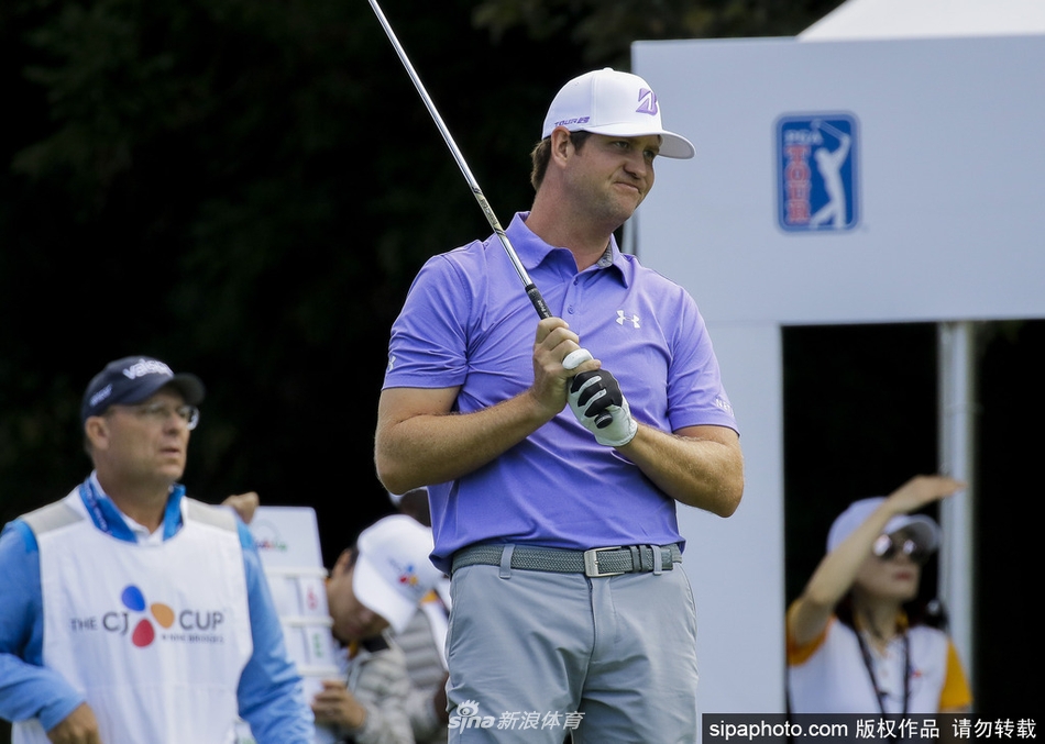 贾斯汀·托马斯在九桥球场的大风中坚定凝视，准备关键一击。