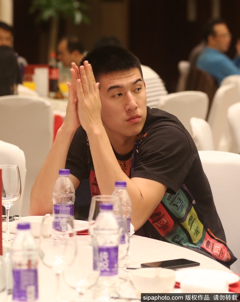 在宁波北仑的欢迎酒会现场，八一富邦双鹿男篮将士们统一身着笔挺的西装亮相，他们精神抖擞，脸上洋溢着对新赛季的期待与自信。