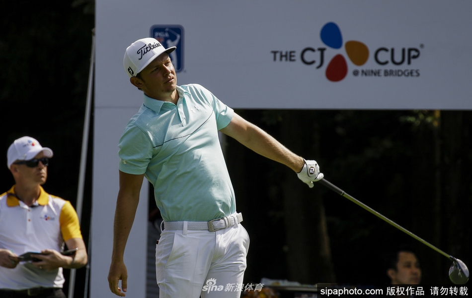 贾斯汀·托马斯在关键推杆进洞后，紧握拳头激情庆祝，释放压力。