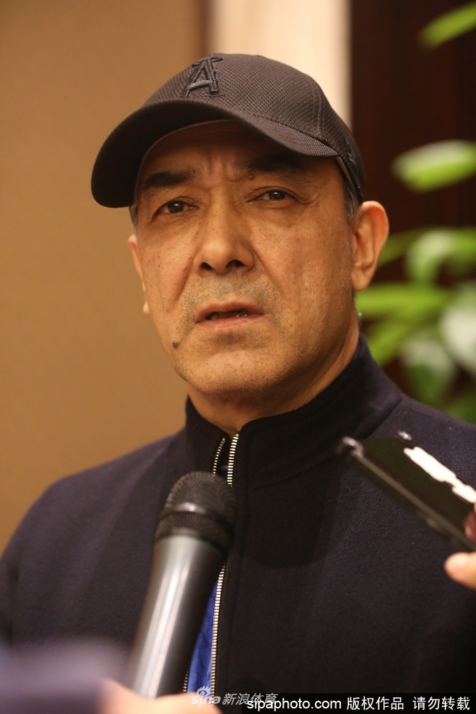 酒会现场，功勋教练阿的江面色沉稳，他的目光始终追随着自己麾下的年轻弟子们，作为球队的掌舵者，他肩负着带领这支青年军砥砺前行的重任。