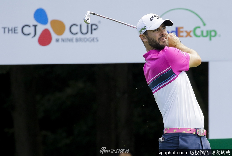 夕阳下的九桥高尔夫球场全景，球道、湖泊与远山在金色余晖中宁静而壮美。