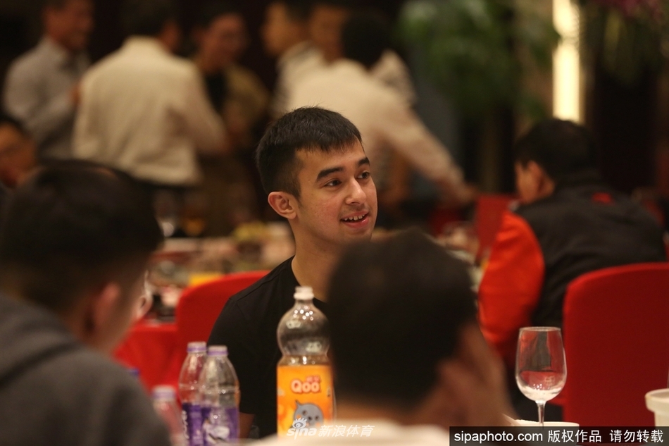 欢迎酒会的最后，全体成员合影留念。背景墙上“八一富邦”的字样格外醒目，这一刻被定格下来，标志着八一双鹿男篮正式开启了在宁波北仑的全新赛季。