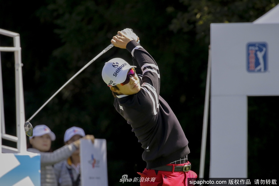 马克·利什曼在沙坑中救球，沙砾飞溅，展现高超的短杆技术。