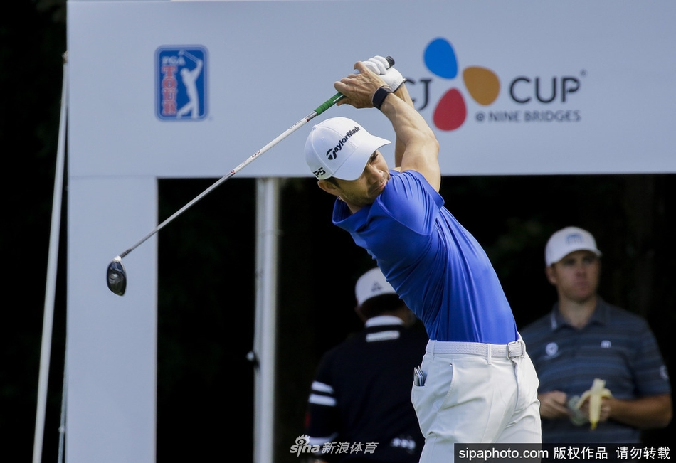 托马斯与决赛轮同组球员在开球台握手致意，展现高尔夫运动的友谊与风度。