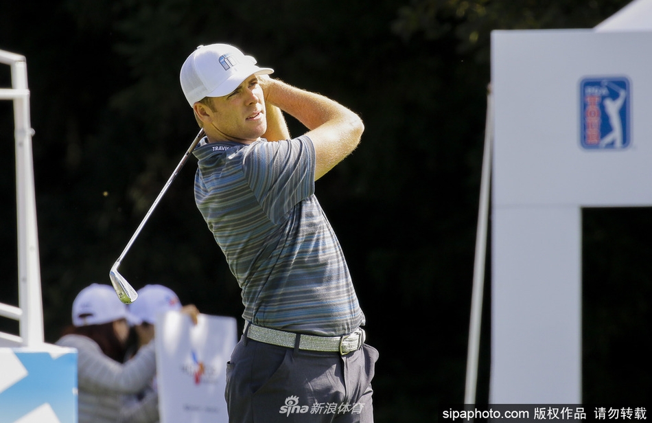 冠军托马斯高举晶莹剔透的希杰杯冠军奖杯，脸上洋溢着胜利的灿烂笑容。