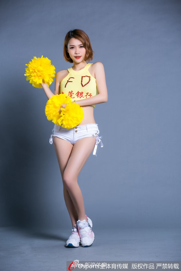 宏远篮球宝贝们身披金色战袍,在季前赛开打前排练全新舞蹈,每一个轻盈的跳跃都仿佛在向胜利招手。