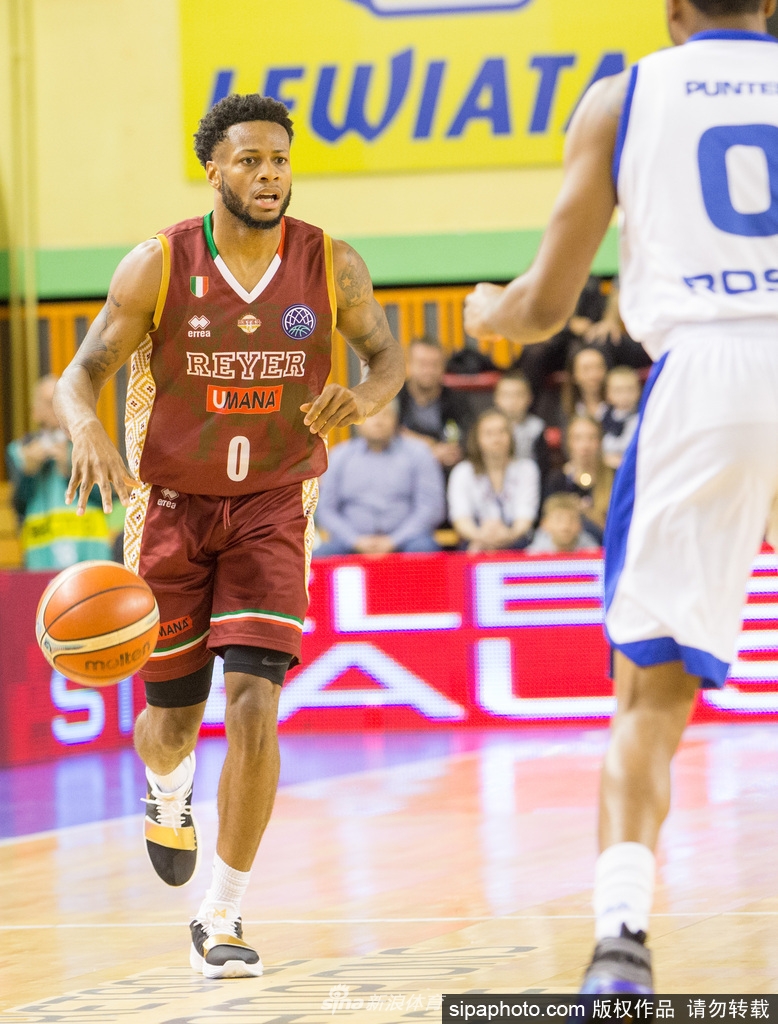 洛萨体育球迷在看台上挥舞旗帜,脸上涂着球队色彩,他们的呐喊是寒夜里最温暖的力量,与场上的激烈交相辉映。