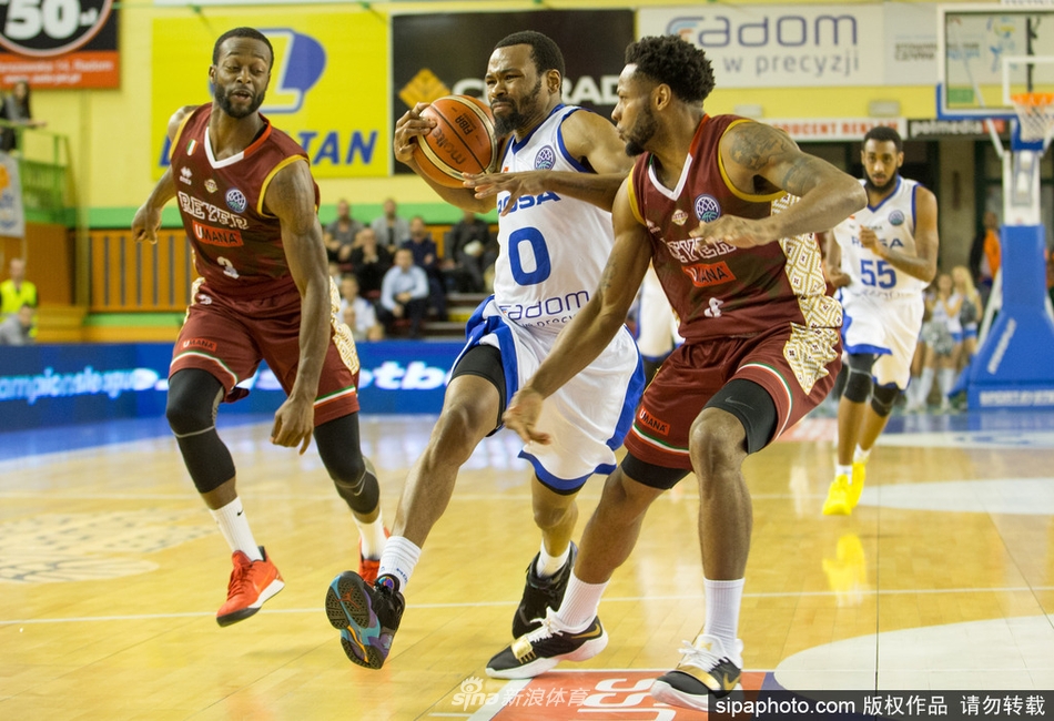 洛萨体育后卫在主场观众的呐喊声中急速变向,试图甩开防守,拉多姆的寒夜因他的速度而沸腾。