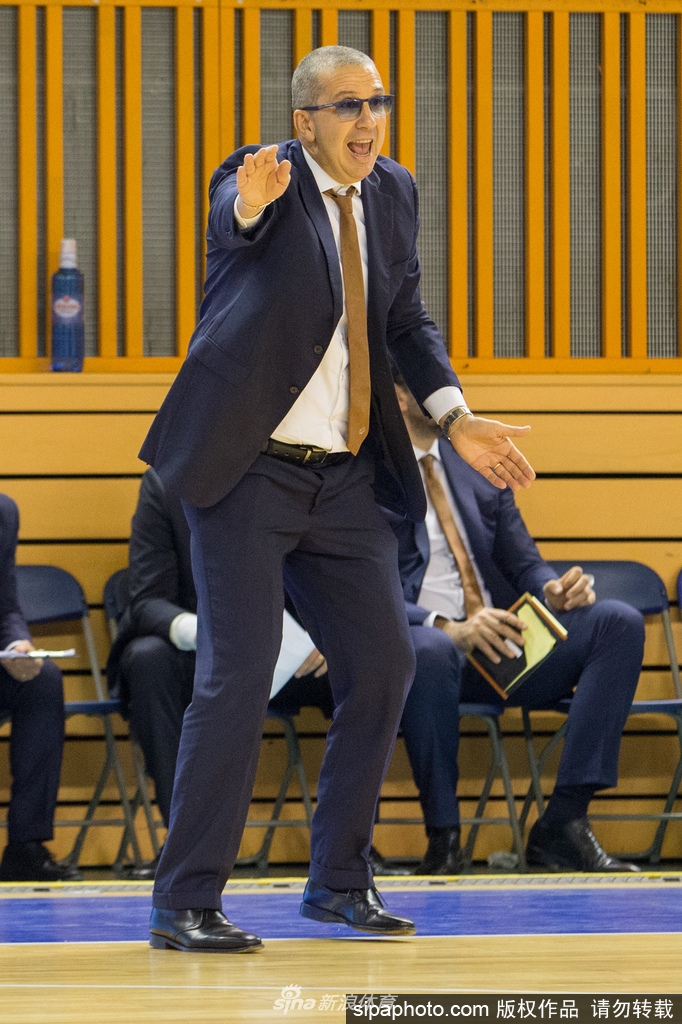 比赛结束瞬间,威尼斯雷耶球员们相拥庆祝这场客场来之不易的胜利,汗水与笑容交织成那晚最动人的画面。