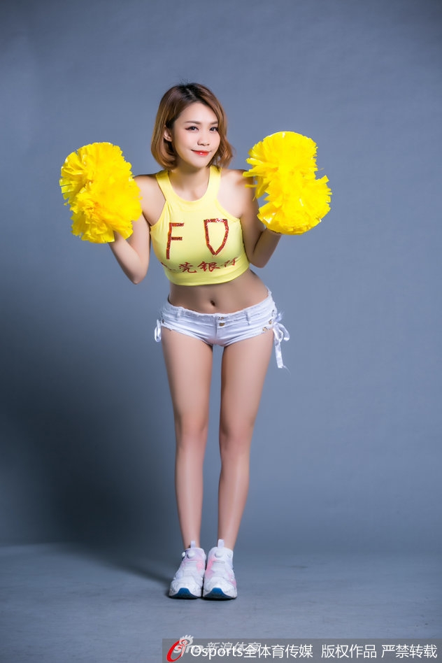 训练间隙,宝贝们对着镜子反复打磨舞蹈动作,力求在季前赛的聚光灯下,用最完美的队形为宏远将士加油打气。