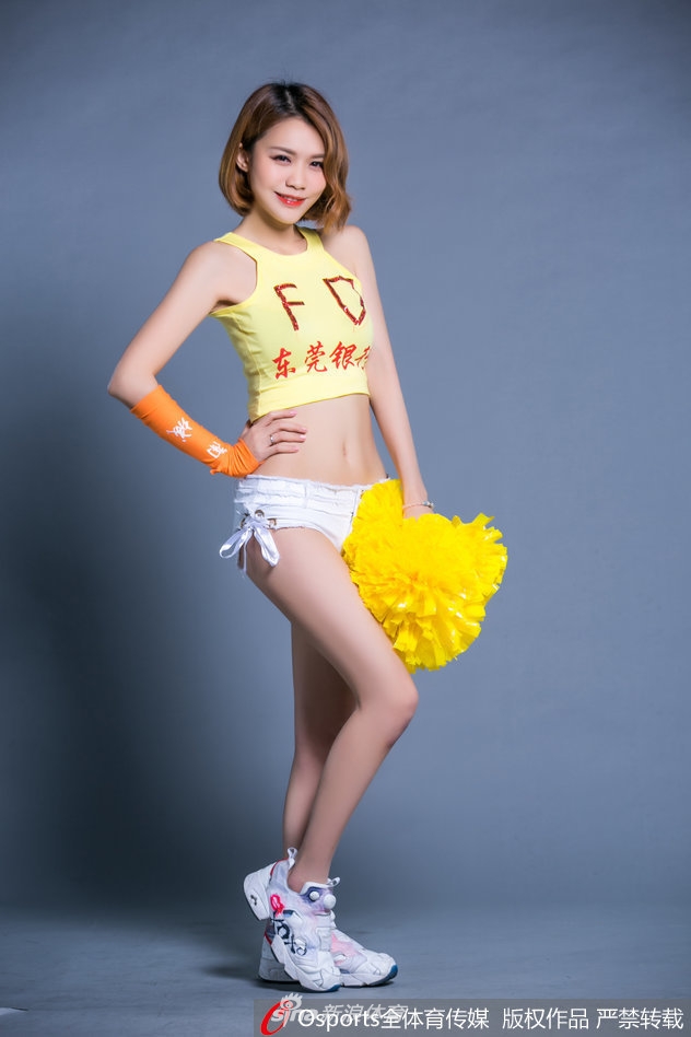 灯光下,宝贝们随着节奏整齐地挥动手臂,金色的流苏在空中划出优美弧线,仿佛在为宏远的新赛季征程铺就金光大道。