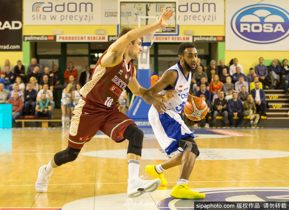 威尼斯雷耶球员在拉多姆客场突破重围,如利刃般撕开洛萨体育的防线,眼神中透着必胜的坚毅。