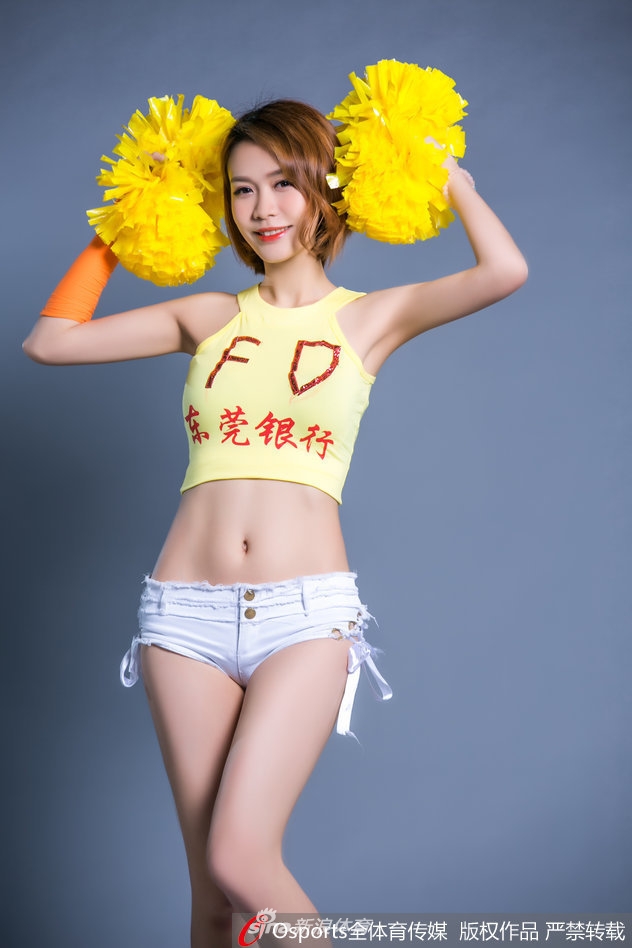 一位宝贝在排练中回眸一笑,额头渗着细密汗珠,眼中闪烁着对即将到来的新赛季的期待与自信光芒。