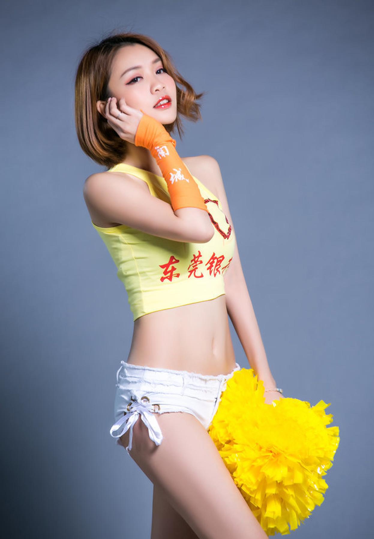 五位啦啦宝贝身着风格统一的亮片短裙，站成一排，对着镜头展现出迷人的微笑。她们的身材高挑匀称，笔直的长腿格外吸睛，尽显啦啦队的专业与自信。