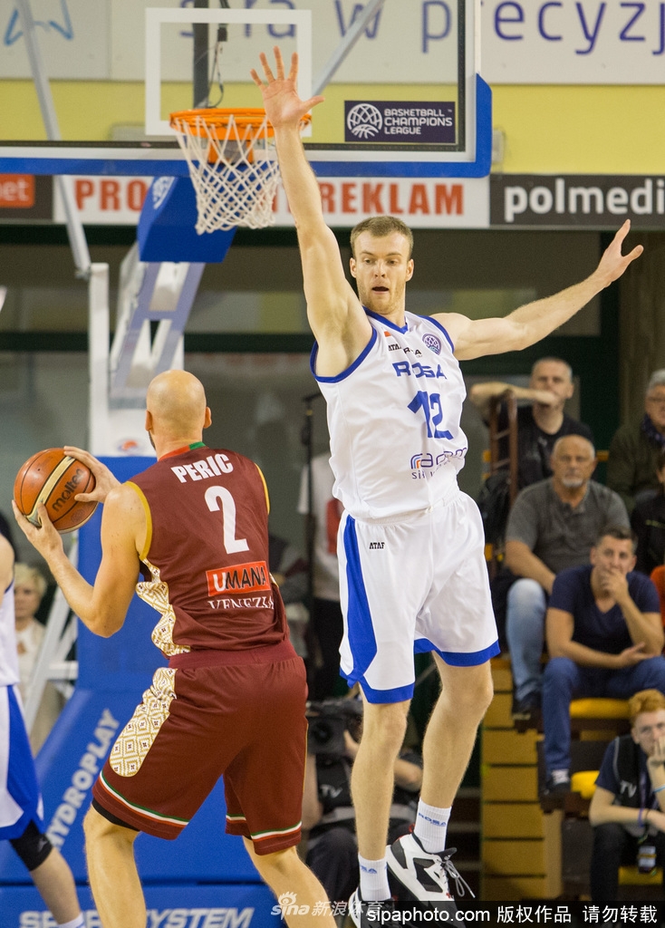 威尼斯雷耶教练在场边挥臂激昂地布置战术,每一个手势都承载着扭转战局的智慧,替补席球员全神贯注。