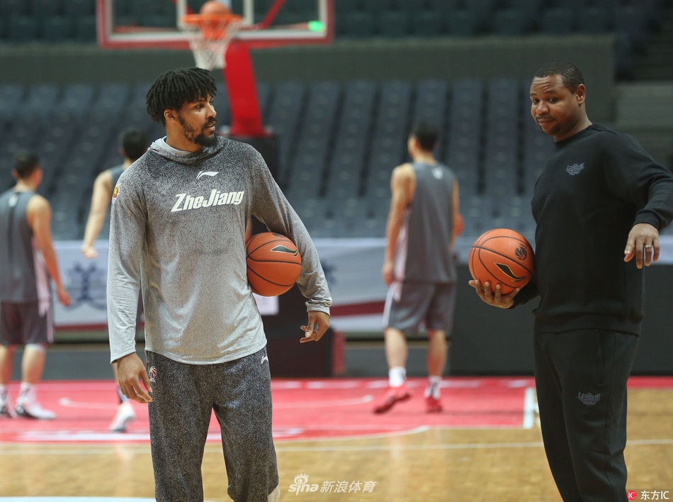 全队训练结束后围成一圈相互鼓劲，手臂搭在一起，凝聚着冲击新赛季的团队力量与决心。