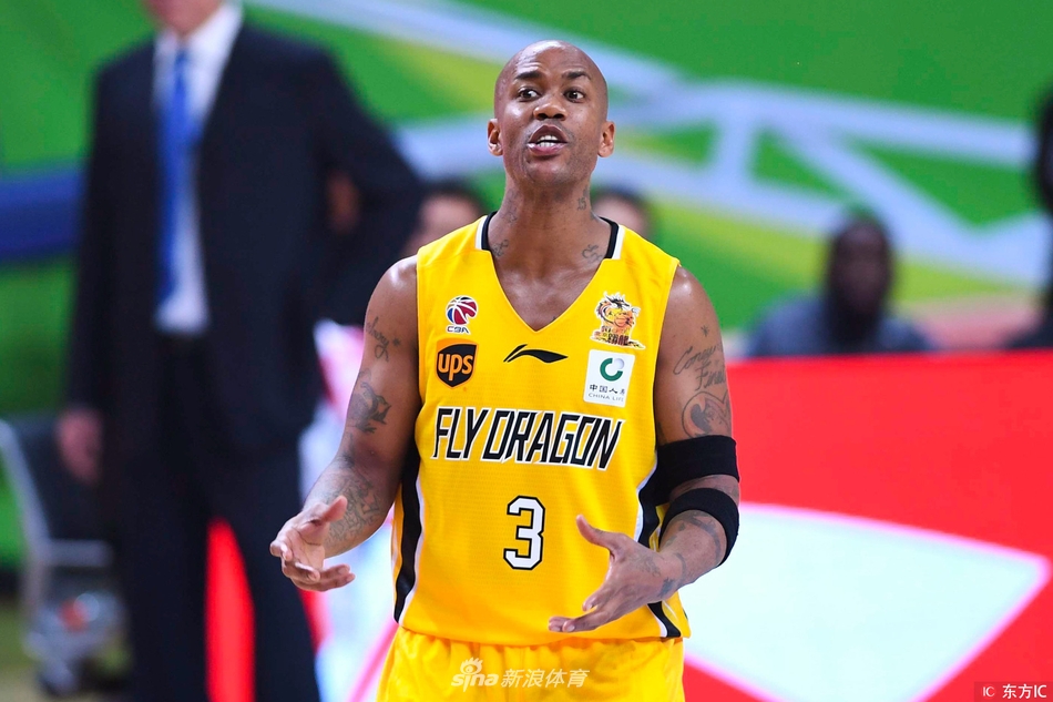 球场上,马布里运球突破,他与队友杨敬勤身上的球衣形成鲜明对比,一个胸前是张扬的‘FLYDRAGON’,另一个则是简洁的‘BEIJING’,这一差异在电视转播的特写镜头下显得格外刺眼。