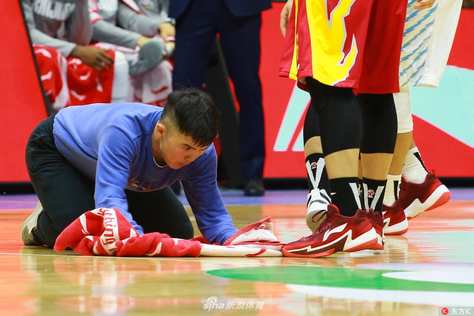 孟飞退回到场边的座位上，双腿并拢，身体前倾，手里依然紧紧攥着那条折叠整齐的毛巾，像一位蓄势待发的短跑运动员，随时准备为了赛场安全再次冲向场地中央。