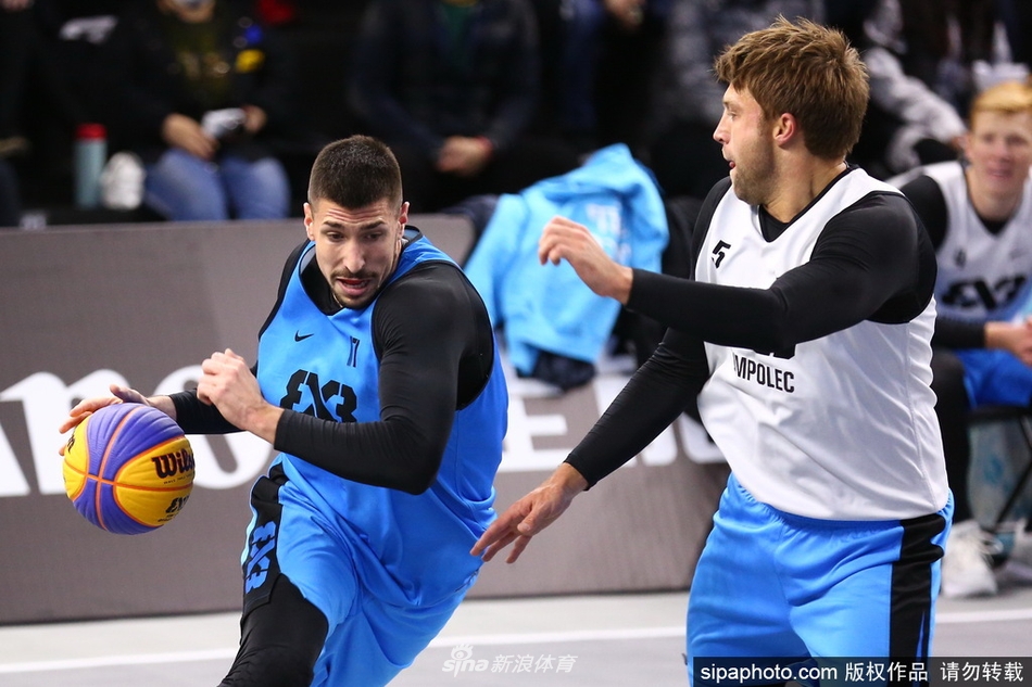 在北京五棵松hi-up广场的璀璨夜色下，一座极具视觉冲击力的三人篮球赛场拔地而起，炫目的灯光与场边热情洋溢的观众共同构成了这幅充满活力的画面。