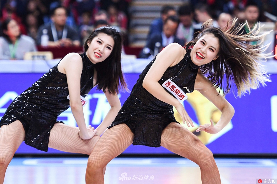 队形变换中，一名队员被队友高高托起，她微笑着向观众挥手致意，自信与阳光感染了在场的每一个人，将赛场氛围推向高潮。