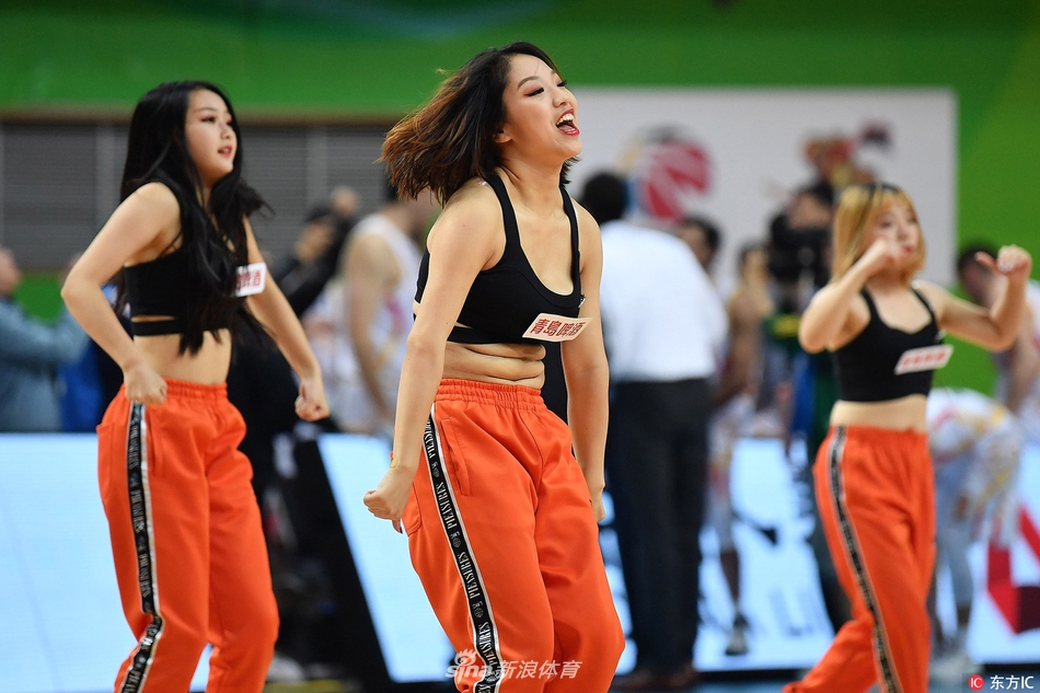 赛后，啦啦宝贝们簇拥在一起，比出胜利的手势，笑容灿烂。她们用自己的方式，庆祝球队的开门红，也为这个精彩的CBA之夜画上了圆满的句号。
