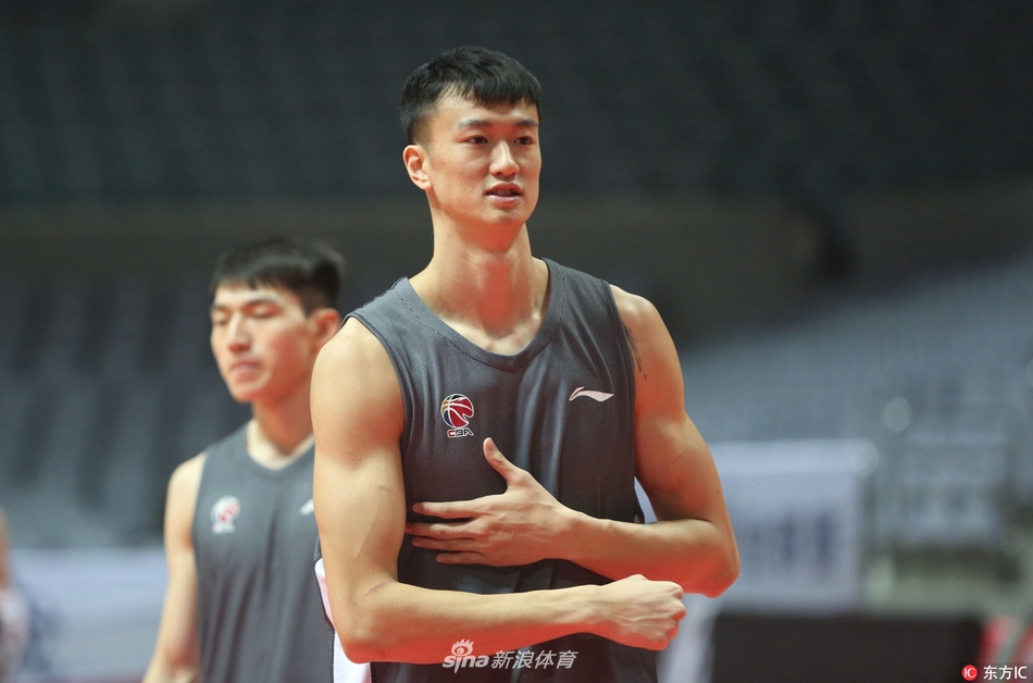 新援威姆斯在快攻中高高跃起，身体舒展如同展翅雄鹰，准备以一记势大力沉的劈扣点燃全场。