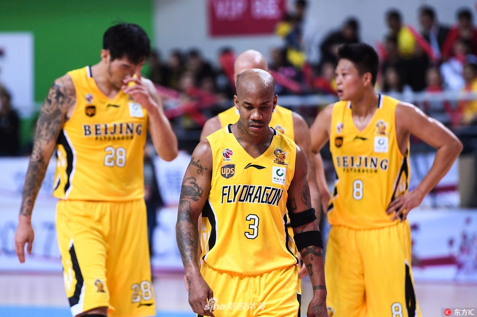 灯光下的北控更衣室里,马布里低头审视手中那件印有‘FLYDRAGON’字样的战袍,他或许还未意识到,这件熟悉的季前赛球衣即将在正式比赛中引发一场关于职业规范的讨论。