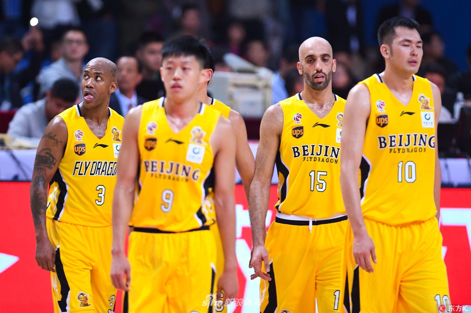 北控队替补席上,穿着错误球衣的马布里与穿着正确球衣的队友兰多夫并肩而坐,两人似乎在探讨场上的局势,这一静一动间的服装差异,仿佛在诉说着职业体育中个体与集体的微妙关系。