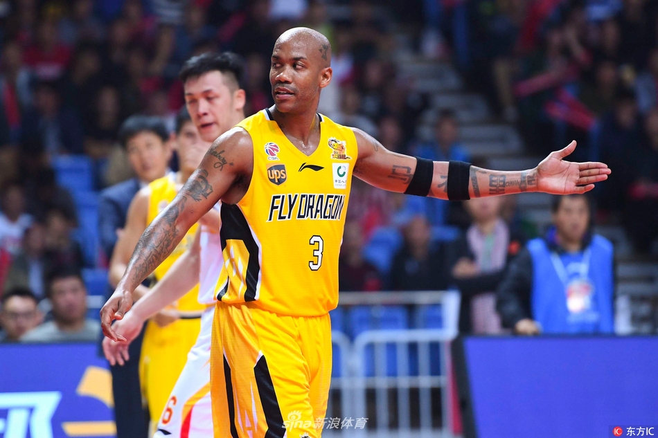 老马在罚球线上稳稳出手,这一刻他神情专注。他身后的看台上,球迷们高举着支持他的标语牌,人们并未因球衣的差错而减少对他的热爱,反倒让这件特殊的球衣成为当晚最独特的记忆点。