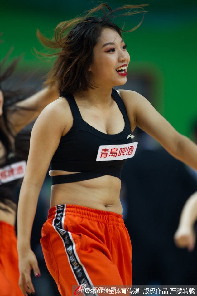 中场表演时刻，宝贝们随着节奏挥舞着手臂，金色的表演服在灯光下熠熠生辉，她们用极具感染力的肢体语言，调动着全场观众的情绪，将赛场变成欢乐的海洋。