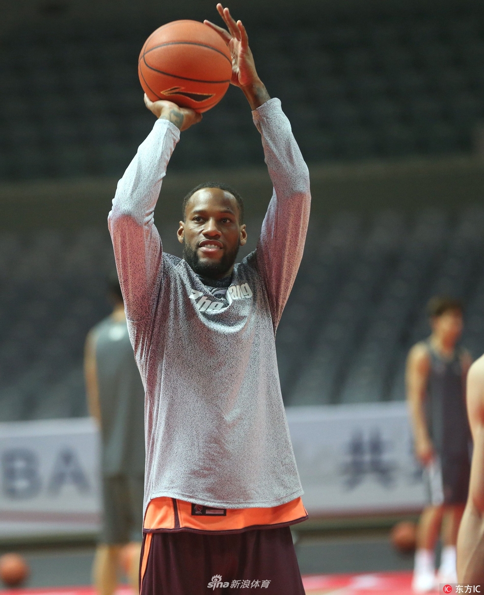 年轻后卫程帅澎在紧逼防守下依然从容组织，汗水浸透球衣，眼神中闪烁着初生牛犊不怕虎的锐气。