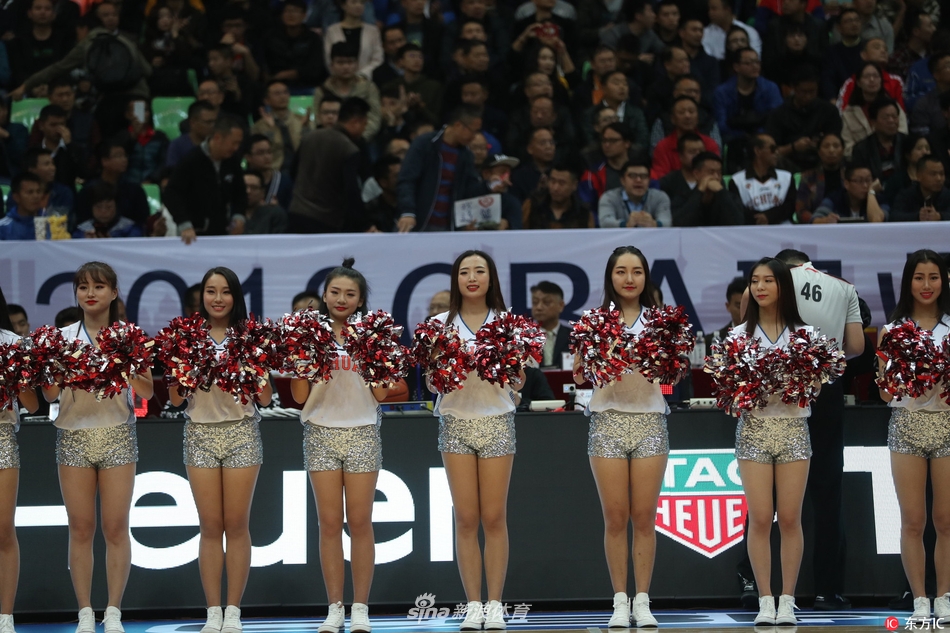 伴随着动感的音乐节拍，啦啦宝贝们扎着利落的马尾，手持金色的花球跃入赛场中央，她们脸上洋溢着灿烂的笑容，瞬间点燃了全场观众的热情。