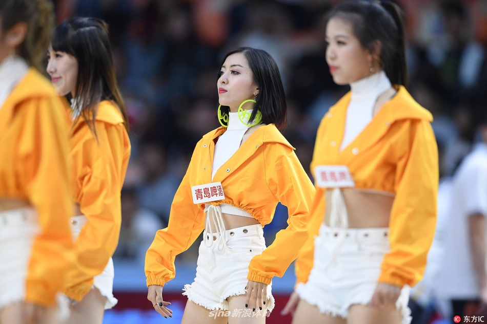 中场休息时,啦啦宝贝换上了一袭亮眼的银色流苏装,她们转身、扭胯,流苏在空中划出优美的弧线,在灯光的照射下仿佛夜空中最璀璨的星河,美不胜收。