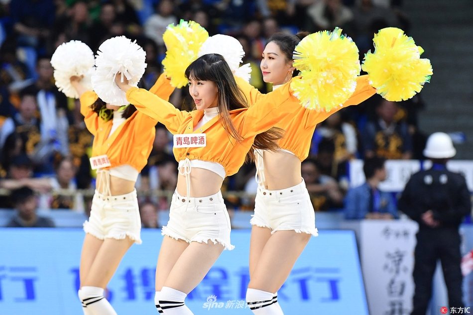 表演间隙,几位啦啦宝贝聚在一起整理妆容,她们身姿挺拔,即便在没有聚光灯的角落也保持着优雅的仪态,构成了赛场看台下一道永不落幕的青春风景。