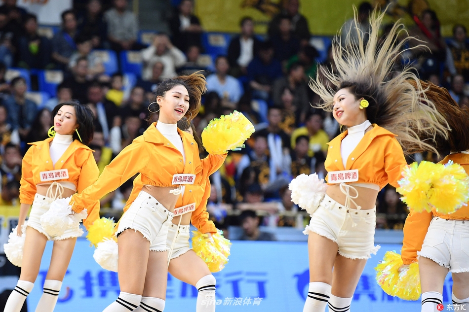 聚光灯下,广厦主场啦啦队的宝贝们手持金色花球,随着动感节拍跃动起舞,整齐划一的动作和灿烂的笑容瞬间点燃了全场观众的热情。