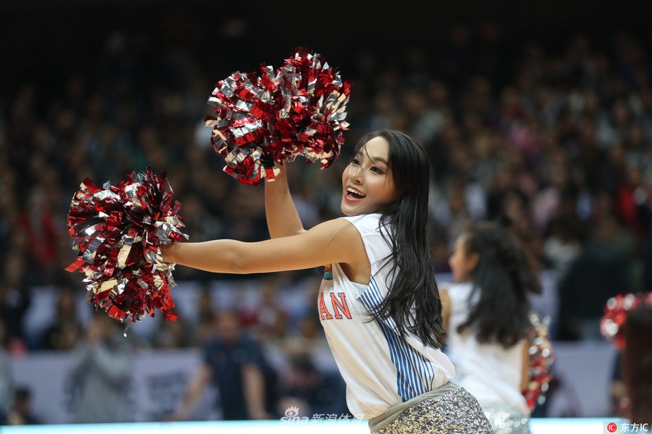 从高处俯瞰，啦啦宝贝们排成整齐的队列，在场地中央尽情舞动。绚丽的灯光映照在她们身上，与看台上密密麻麻的观众构成了一幅属于CBA赛场独有的热烈画卷。