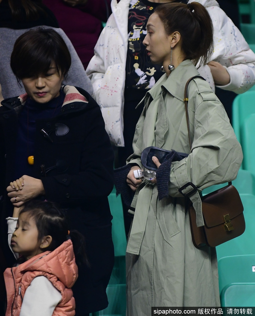郭士强妻女与李晓旭爱妻在看台上组成了一道特殊的风景线,她们是辽篮将士最坚强的后盾,用爱与陪伴见证着每一个荣耀时刻。