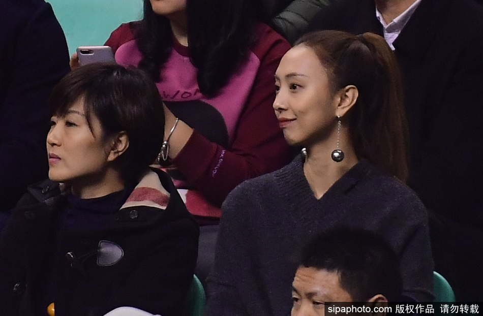 郭士强指导的妻女安静地坐在看台上,小女儿目不转睛地盯着球场,或许在她眼中,父亲在场边指挥若定的样子是世界上最伟岸的背影。