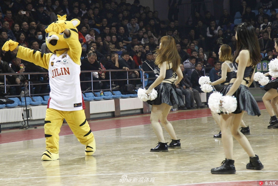 比赛结束后，啦啦宝贝与东北虎吉祥物在空荡的球场边合影留念，女孩用手轻抚老虎的大头，眼神中流露出对这片场地的眷恋。