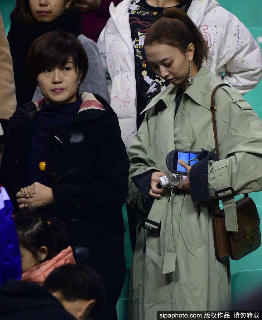 胜利的喜悦洋溢在每一个人的脸上,李晓旭爱妻的笑容如同绽放的花朵,这笑容里有对丈夫表现的骄傲,也有对团队获胜的由衷欣喜。