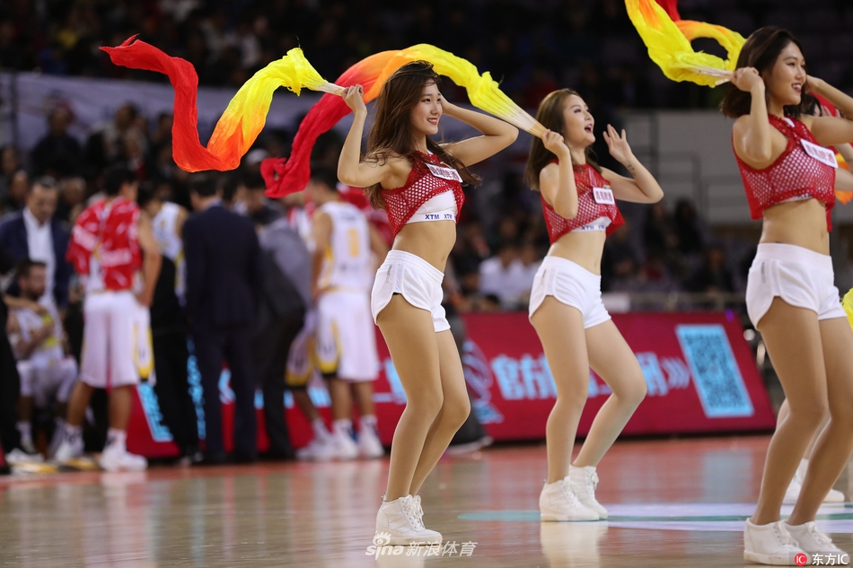 中场休息时分，啦啦宝贝们成为绝对的主角。她们围成一个小圈，伴随着快节奏的音乐尽情舞动，飞扬的发丝和挥舞的手臂充满了青春的张力。