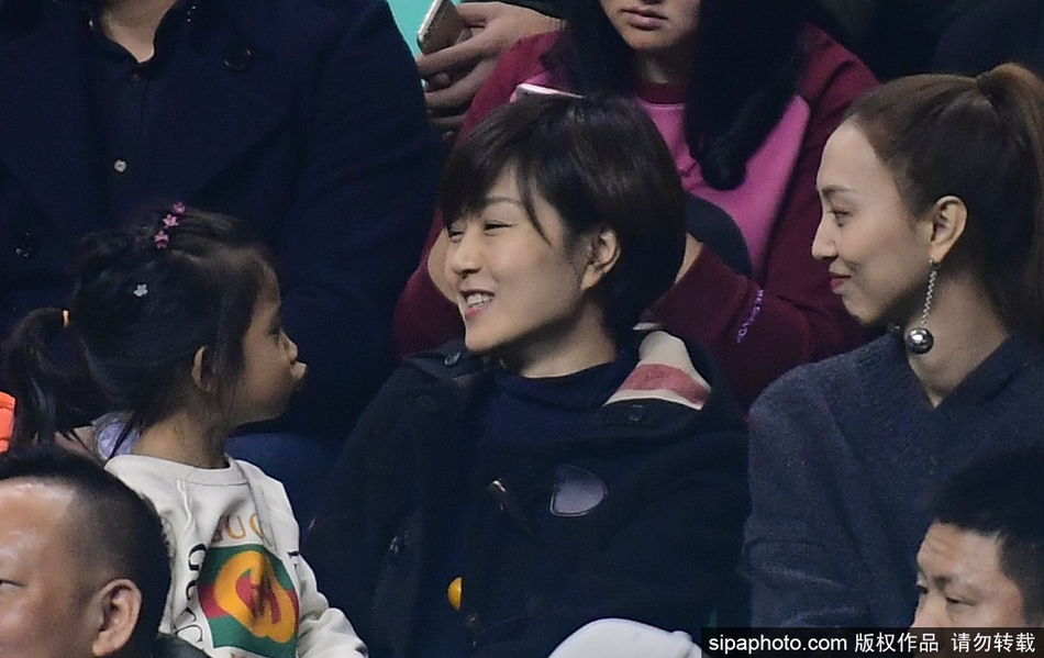 中场休息时,李晓旭爱妻的眼神依然流连在场上,那份关切与期待,仿佛是在等待英雄归来的宁静守望。