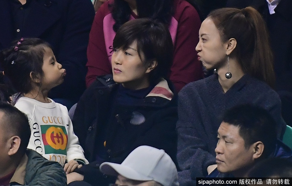 郭士强指导的女儿在母亲的陪伴下,虽然看不太懂复杂的战术,但球馆内山呼海啸般的欢呼声让她也感受到了篮球带来的纯粹快乐。