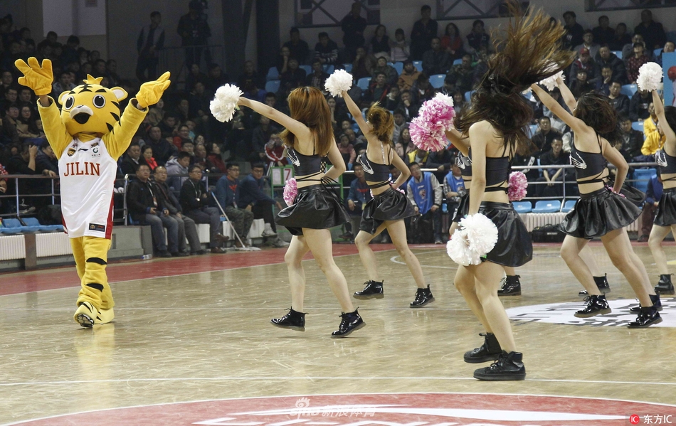 动感音乐中，啦啦宝贝高高跃起，马尾辫在空中划出活力的弧线，身后的“东北虎”吉祥物也模仿着笨拙地跳起，场面既诙谐又充满青春气息。