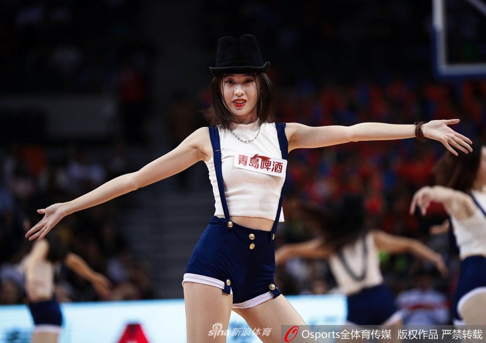 表演结束时，篮球宝贝们向四周观众鞠躬致意，领舞的姑娘脸上挂着汗珠却依然保持微笑，吊带短裤的俏丽打扮与身后巨大的广东宏远队徽交相辉映，定格了这个夜晚的美好瞬间。