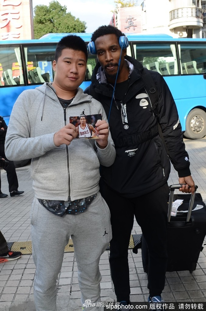 在拥挤的人群中，詹宁斯接过一支记号笔，眼神中透露出些许疲惫但更多的是对新赛季挑战的渴望，身旁的安保人员正努力维持着现场的热情秩序。