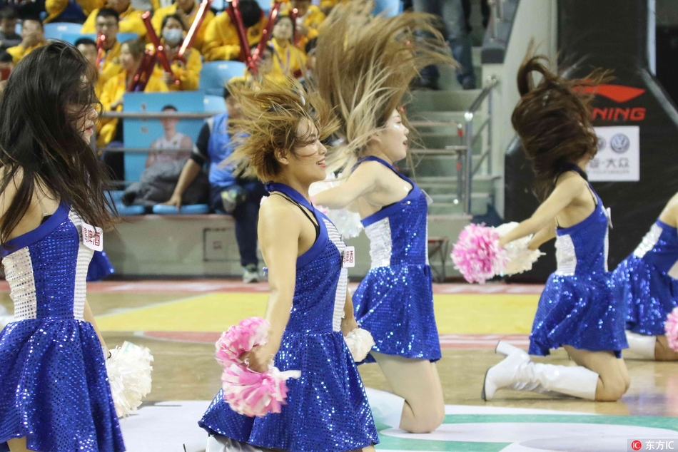伴随着动感的音乐节拍，啦啦宝贝们高高跃起，手中的花球在空中划出完美的弧线，青春的活力在这一刻尽情绽放。