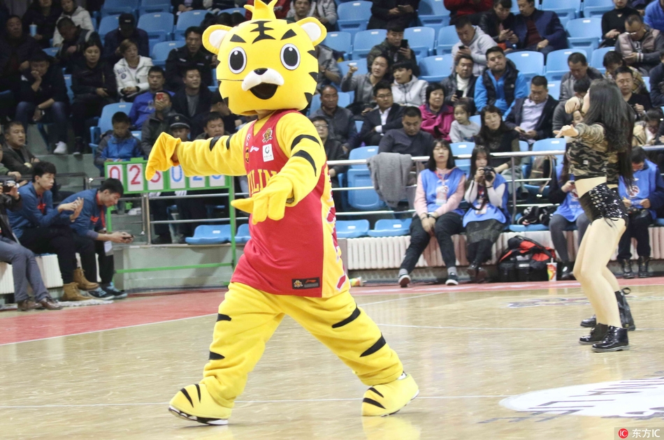 身着红白队服的靓丽啦啦宝贝在赛场中央尽情舞动，她们的笑容如同冬日里的暖阳，瞬间点燃了全场观众的激情。